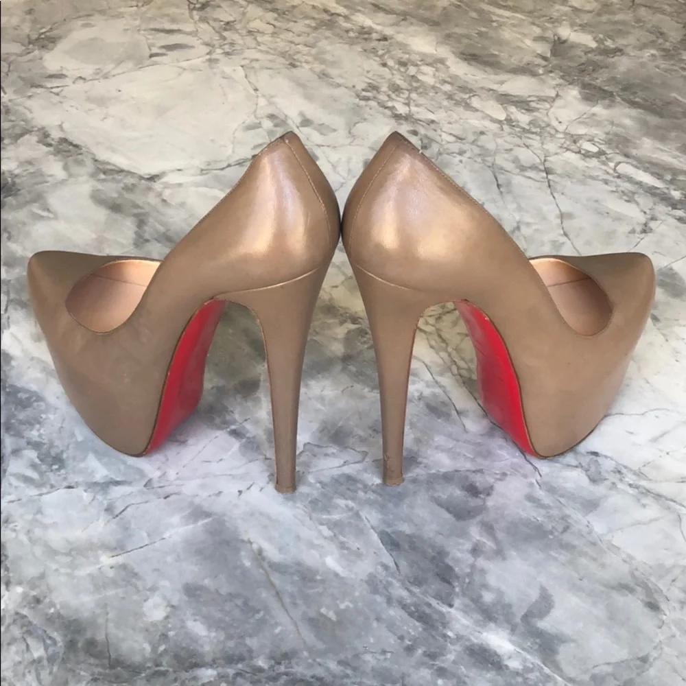 Christian Louboutin Mocha Leather Daffodile pumps! - Picture 8 of 8